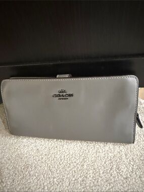 Coach  Skinny Defined Calf Leather Light Gray Zip Wallet